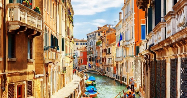 Tranh Dán Tường Những Tòa Nhà Cổ Trên Kênh Đào Grand Canal 2