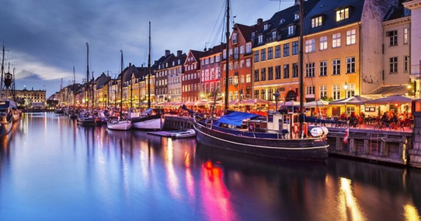 Tranh Dán Tường Bến Cảng Nyhavn Về Đêm
